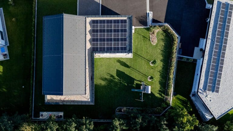 Individuelles Einfamilienhaus mit Ausblick & Präzision