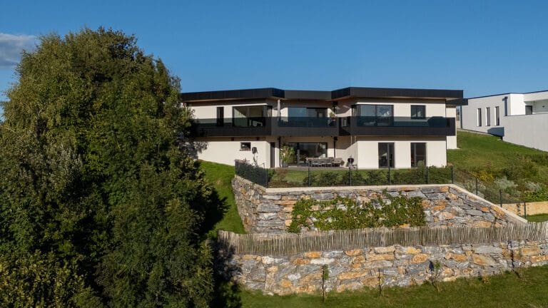 Individuelle Einfamilienhäuser am Hang: präzise Planung, Visualisierung und Baukoordination für effiziente, hochwertige Architektur mit Panorama. Top.